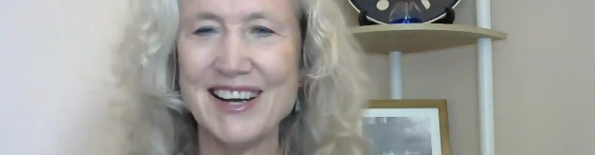 Praticando Kirtan Kriya para o bem-estar da mente, do corpo e do espírito com Deborah Roth - Online Class by The Wellness Universe